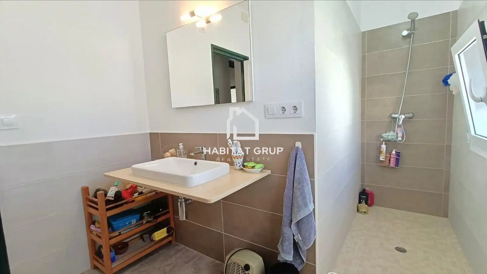 Badezimmer von Einfamilien-Reihenhaus zum Verkauf in Sant Lluís mit Heizung, Privatgarten und Terrasse
