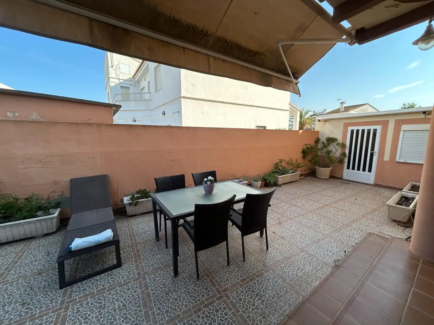 Terrasse von Einfamilien-Reihenhaus zum Verkauf in Cullera mit Klimaanlage, Privatgarten und Terrasse