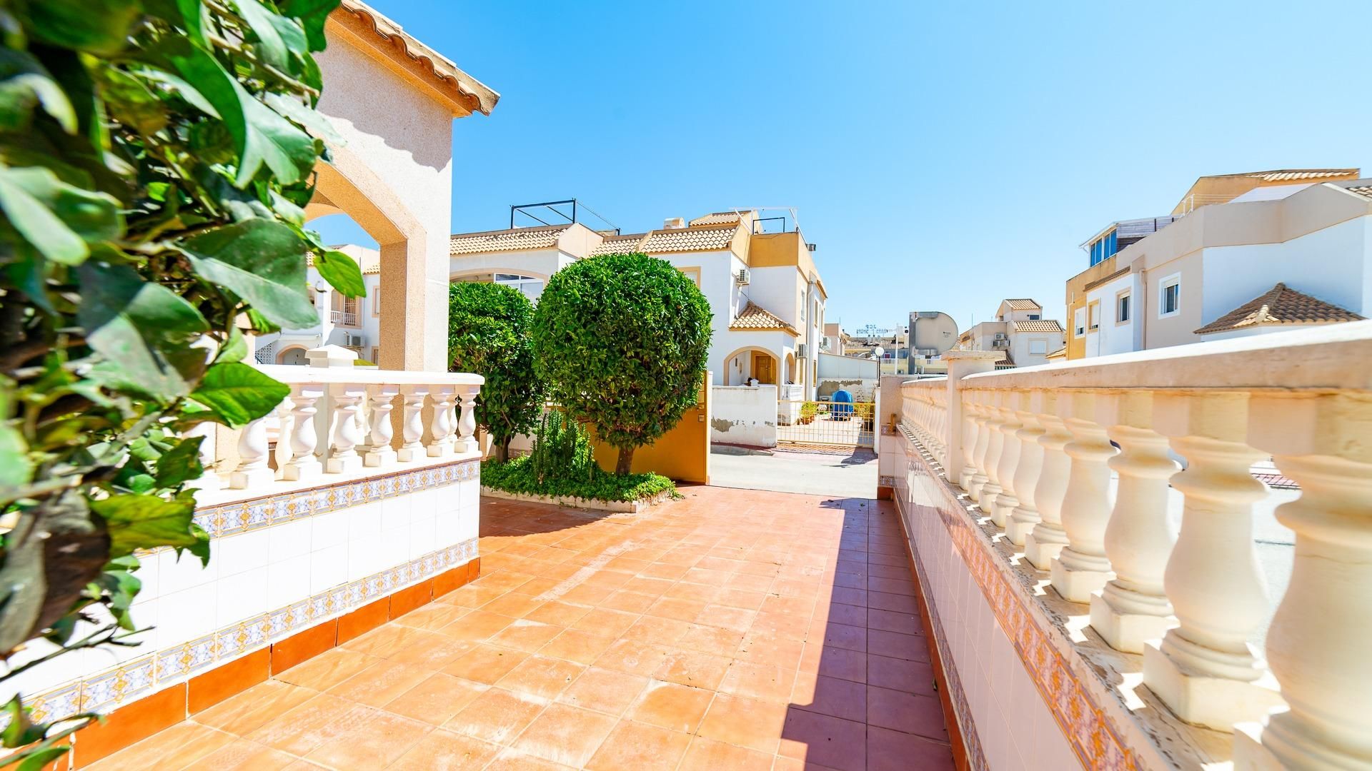 Vista exterior de Casa o chalet en venta en Torrevieja con Jardín privado, Terraza y Piscina comunitaria