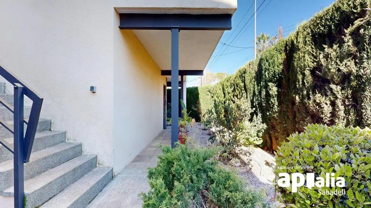 Vista exterior de Casa o xalet en venda en Barberà del Vallès amb Calefacció, Jardí privat i Terrassa