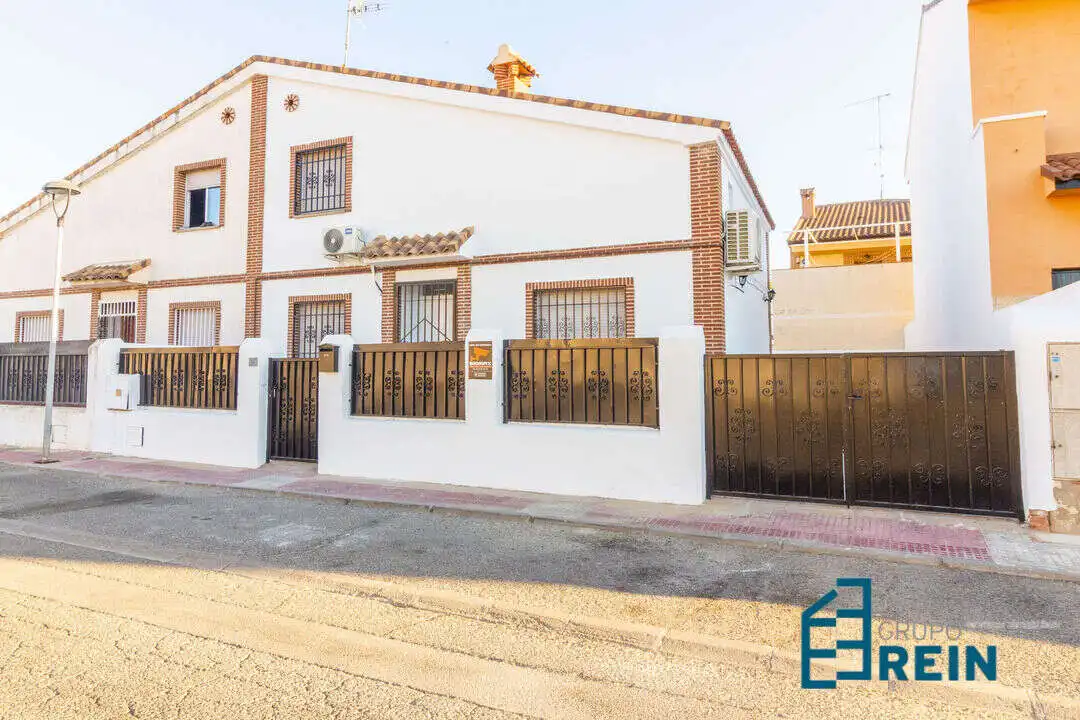 Casa adosada de alquiler en Calle Tomás Bretón, Magán