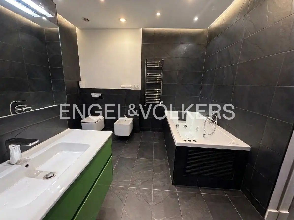 Bathroom of Flat for rent in Madrid  with Air Conditioner, Heating and Parquet flooring