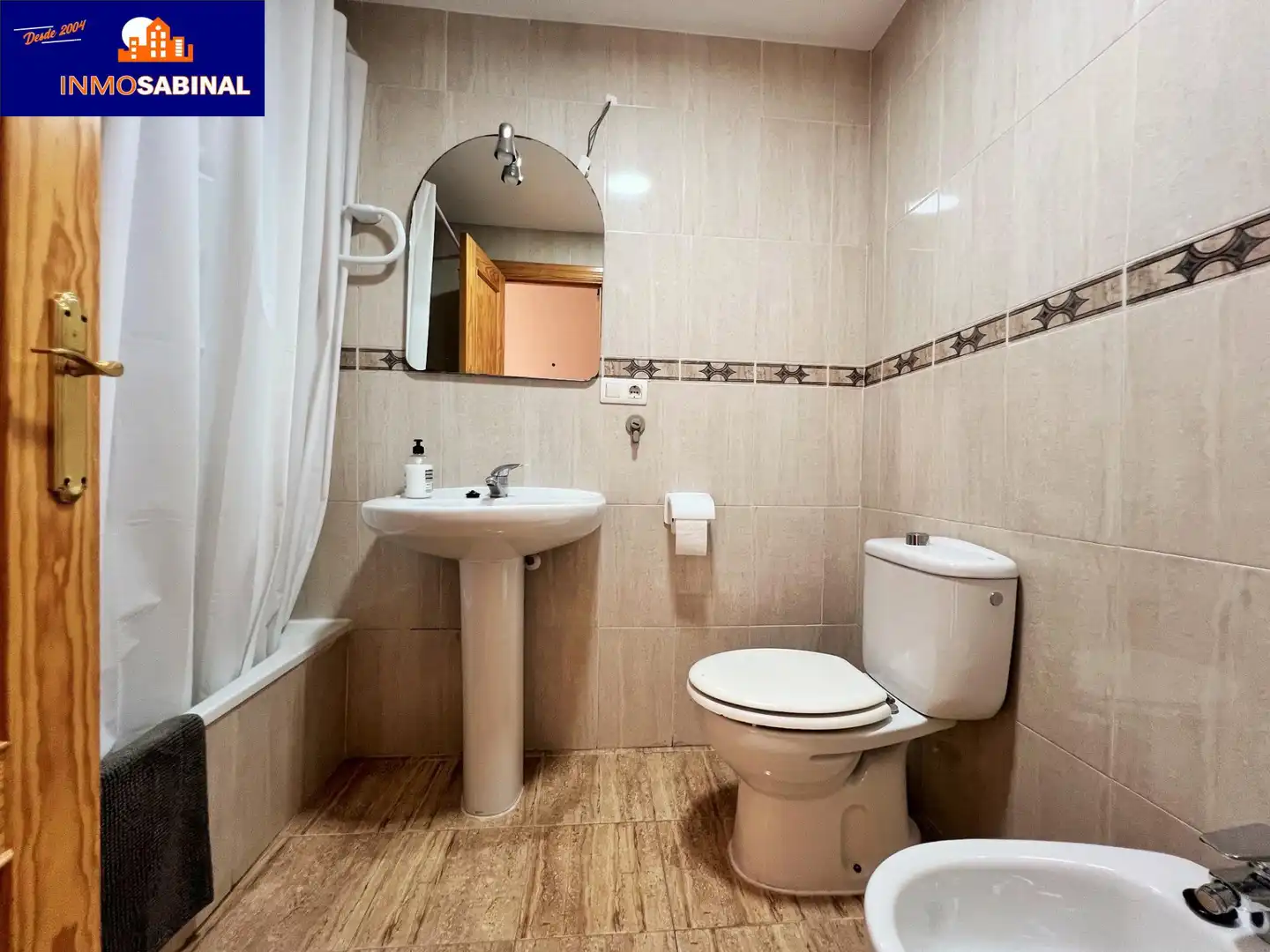 Baño de Piso en venta en Roquetas de Mar con Aire acondicionado, Terraza y Piscina comunitaria