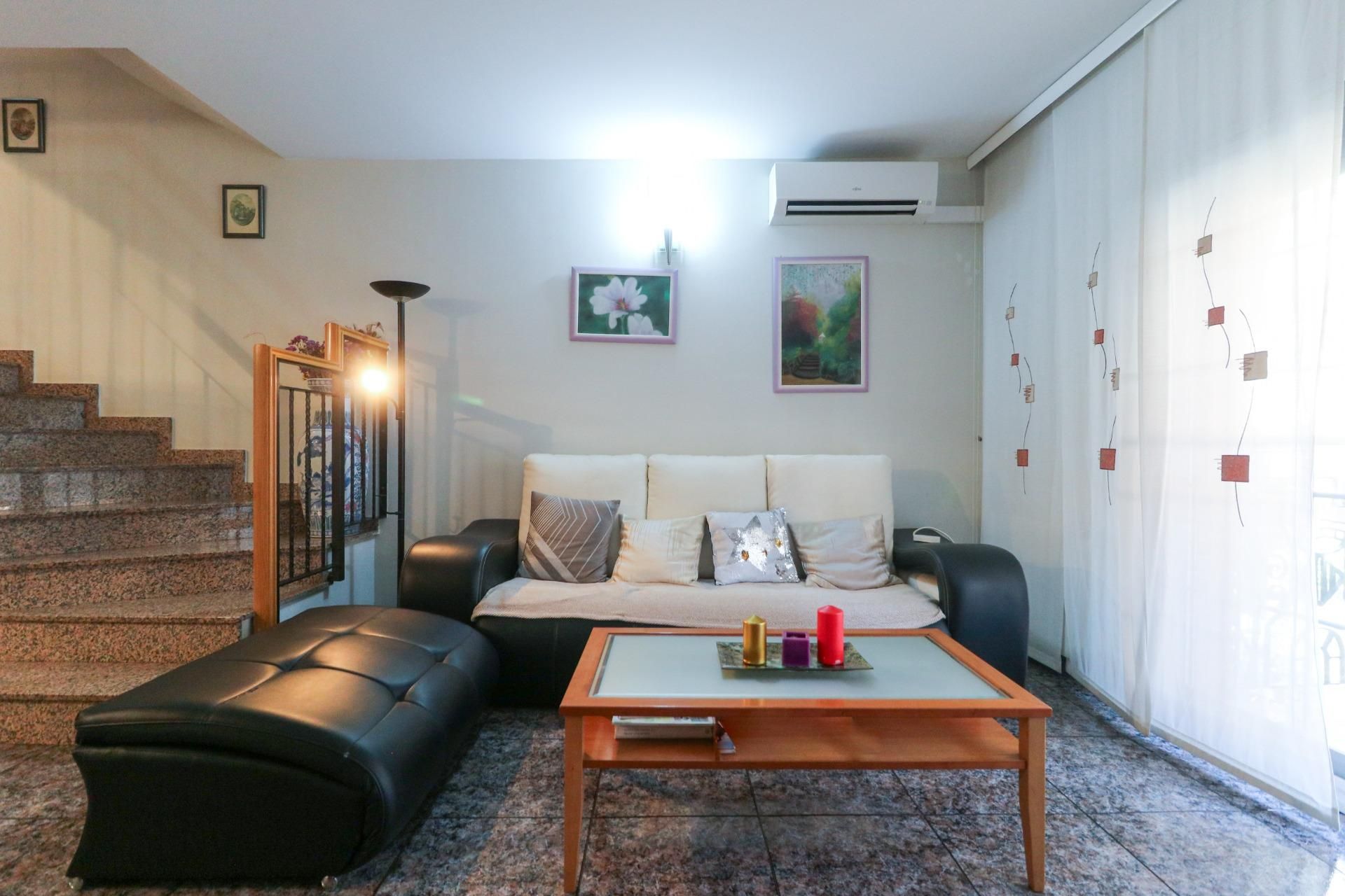 Sala d'estar de Casa adosada en venda en Castelldefels amb Aire condicionat, Calefacció i Balcó