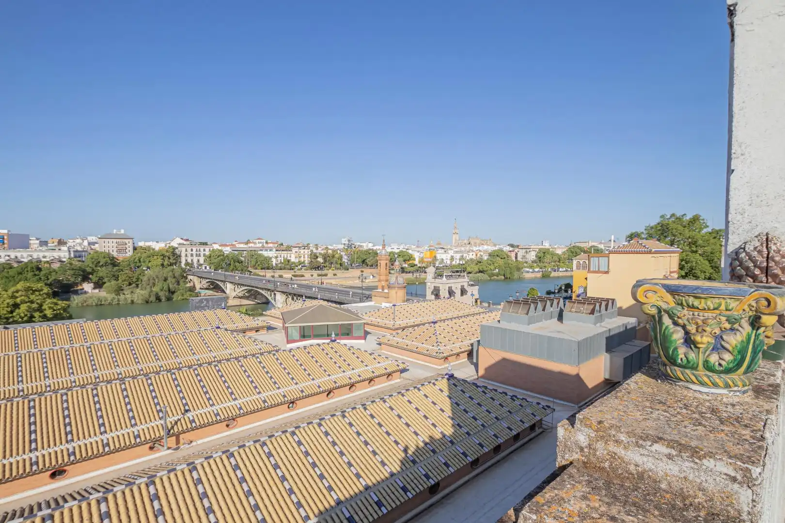 Vista exterior de Casa adosada en venda en Sevilla amb Terrassa