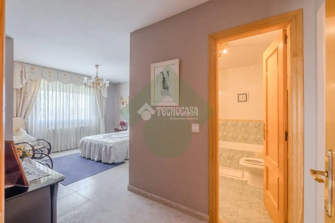 Dormitori de Casa adosada en venda en Serranillos del Valle amb Aire condicionat, Calefacció i Piscina
