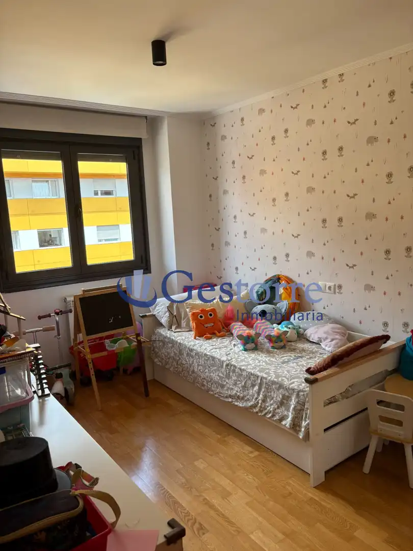 Schlafzimmer von Wohnung zur Miete in Oviedo  mit Heizung, Privatgarten und Parkett
