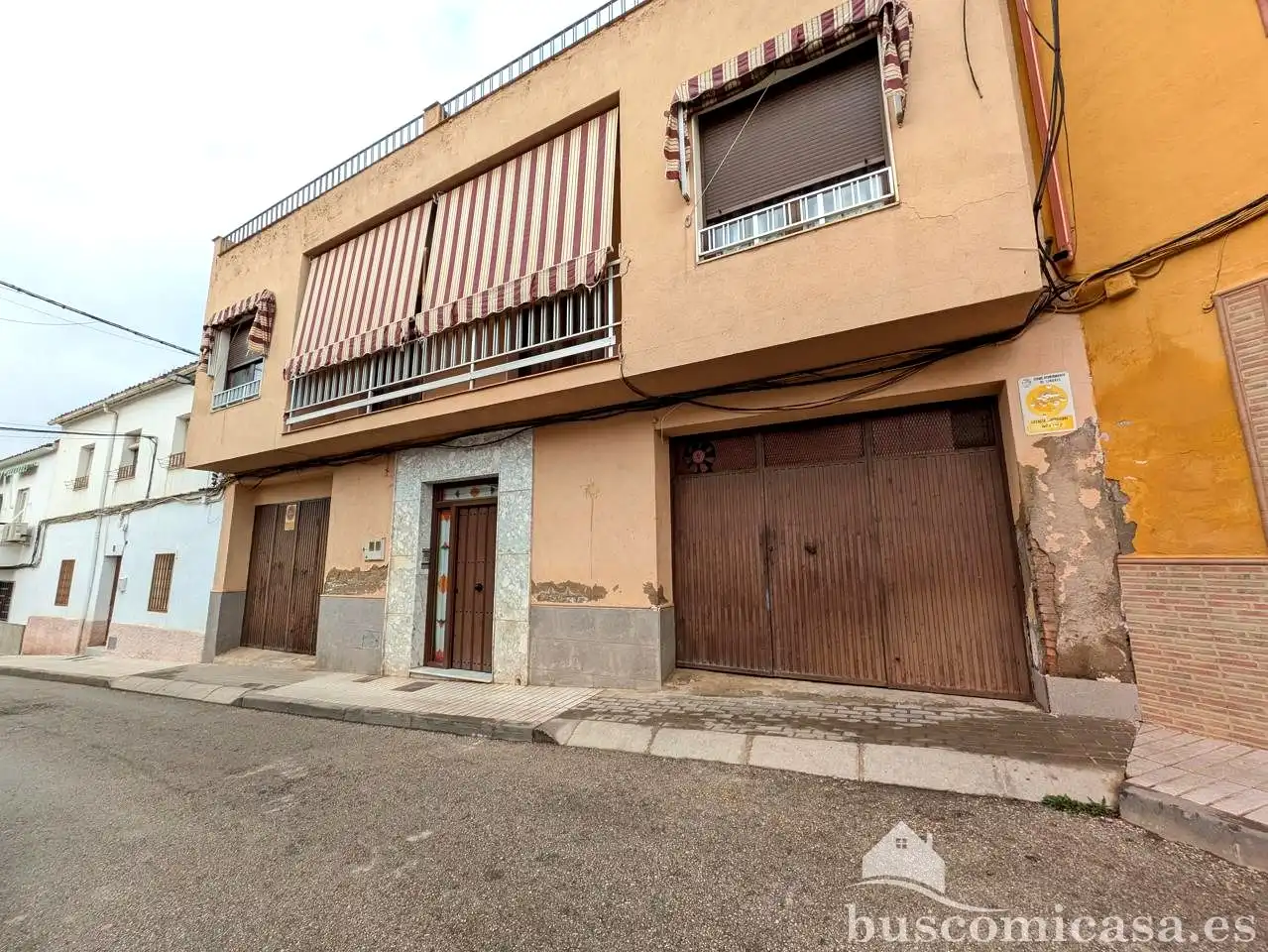 Vista exterior de Casa o xalet en venda en Linares amb Aire condicionat, Terrassa i Balcó