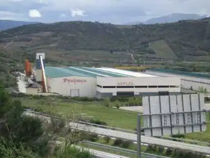 Vista exterior de Nau industrial en venda en Villafranca del Bierzo
