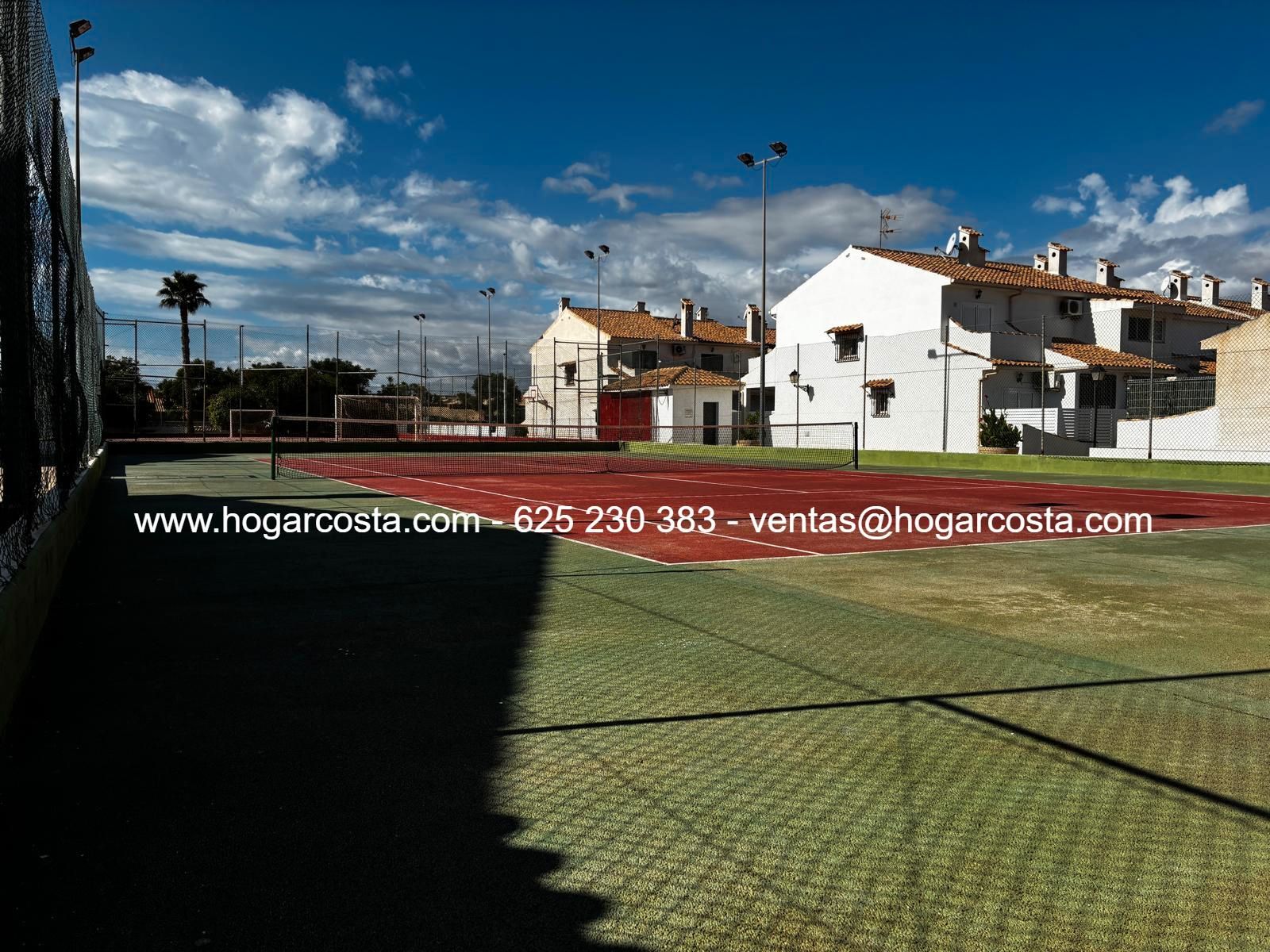 Vista exterior de Casa o xalet en venda en Santa Pola amb Jardí privat, Terrassa i Alarma