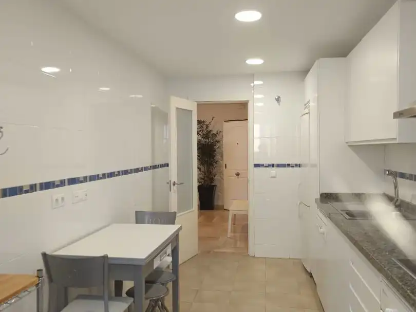 Cuina de Apartament de lloguer en Sotogrande amb Aire condicionat i Terrassa