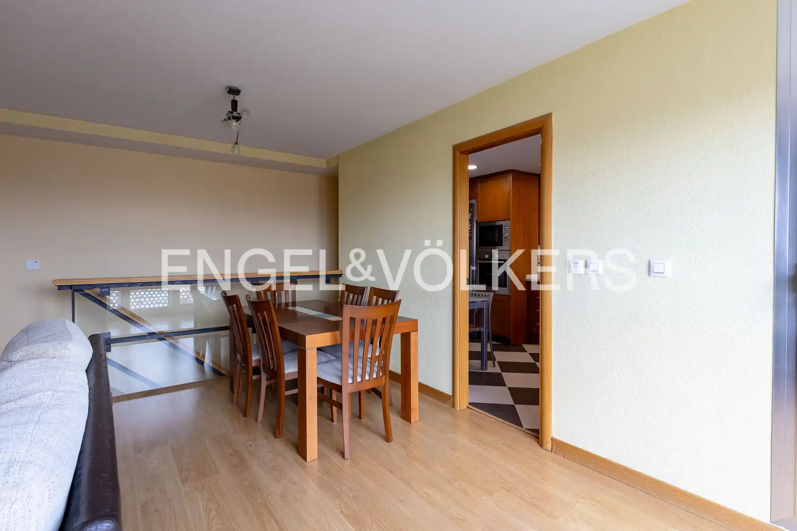 Comedor de Piso en venta en Madrid con Calefacción, Trastero y Piscina