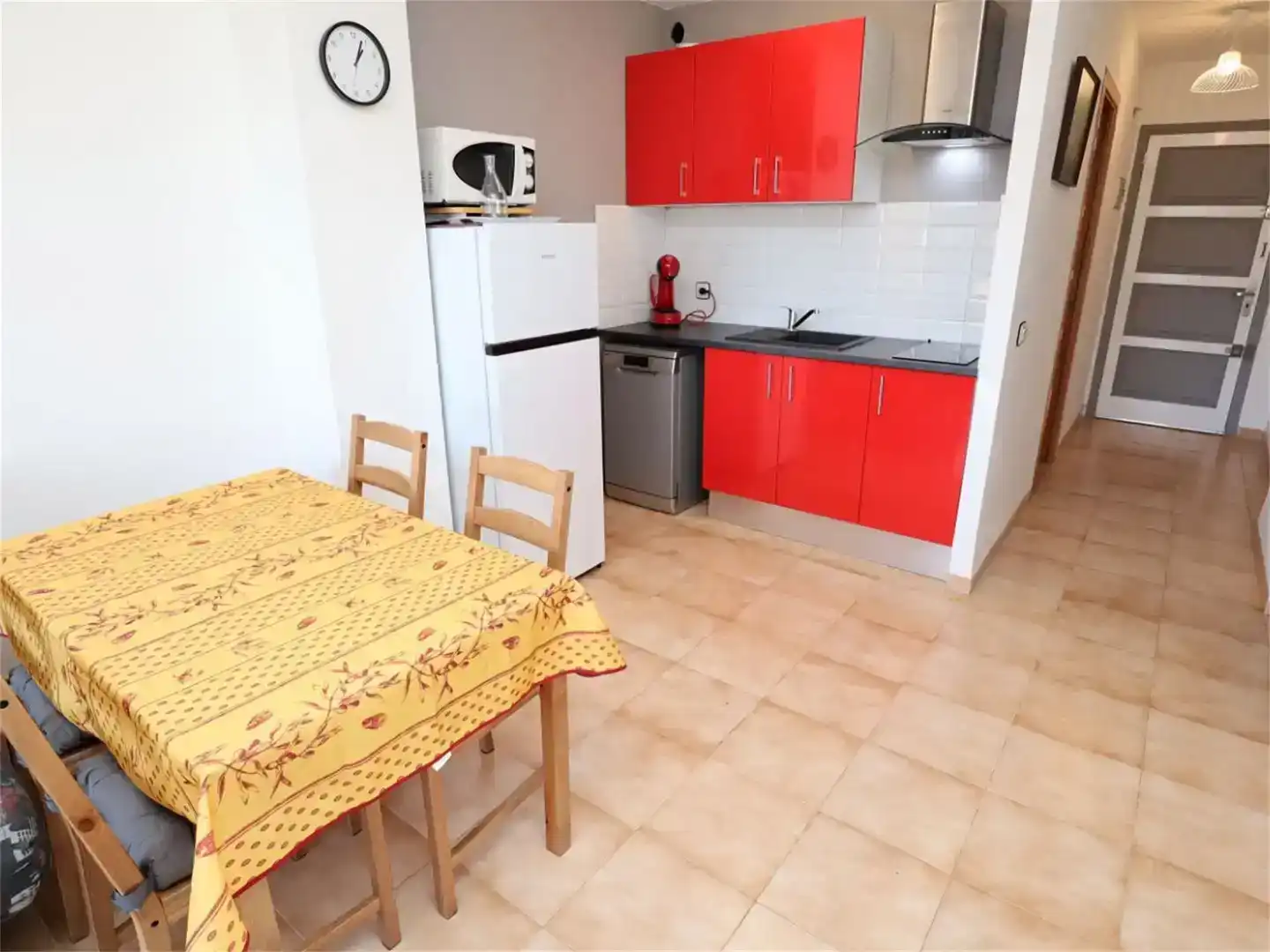 Küche von Wohnung zum Verkauf in Empuriabrava mit Klimaanlage und Schwimmbad
