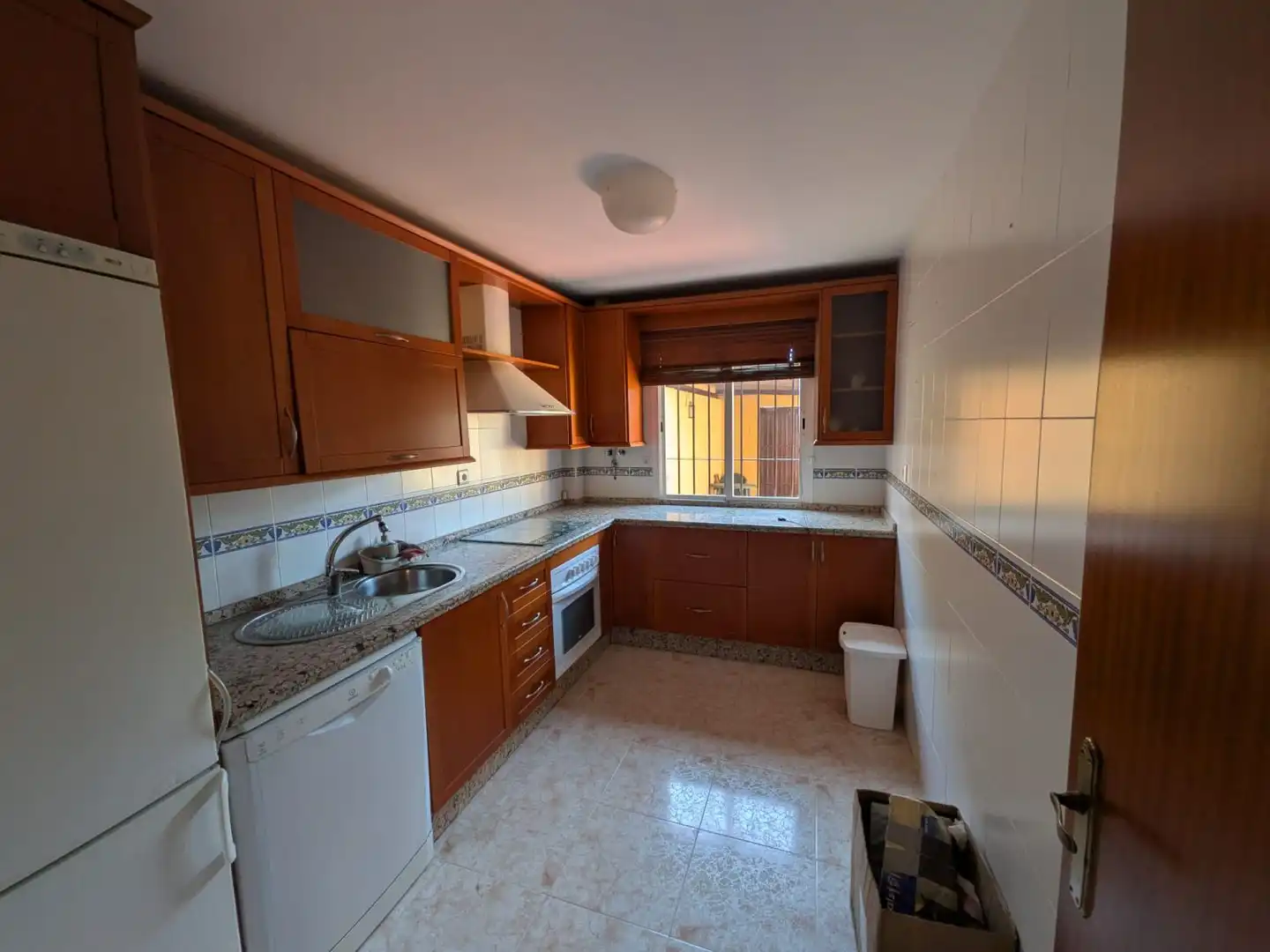 Cuina de Casa adosada en venda en Benacazón amb Aire condicionat i Balcó