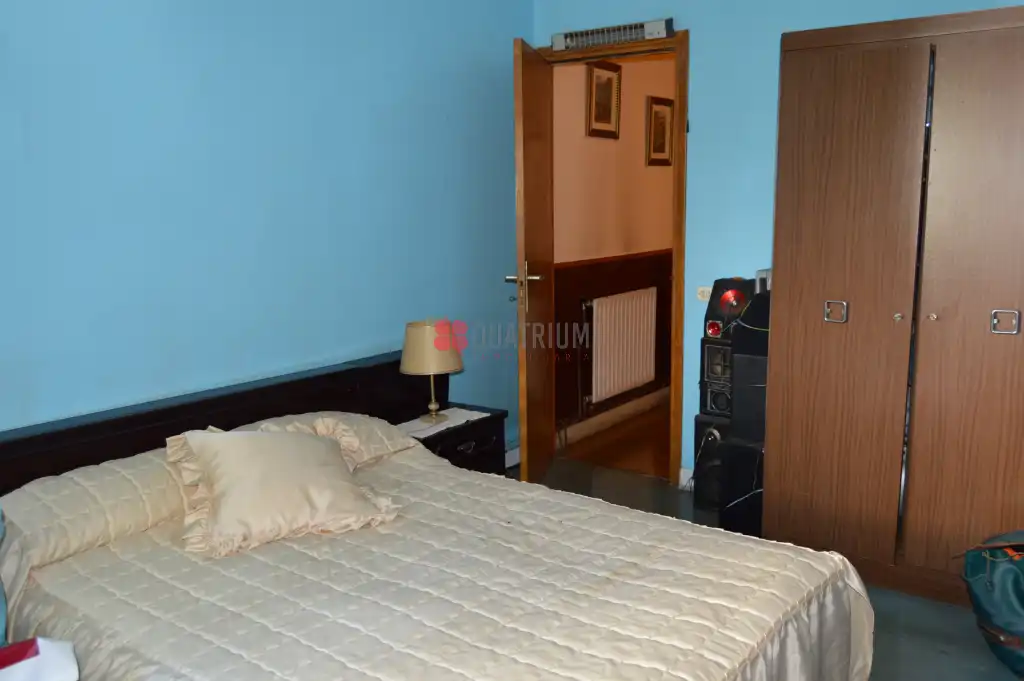 Habitación de Casa adosada en venta en Santiago de Compostela  con Calefacción y Jardín privado