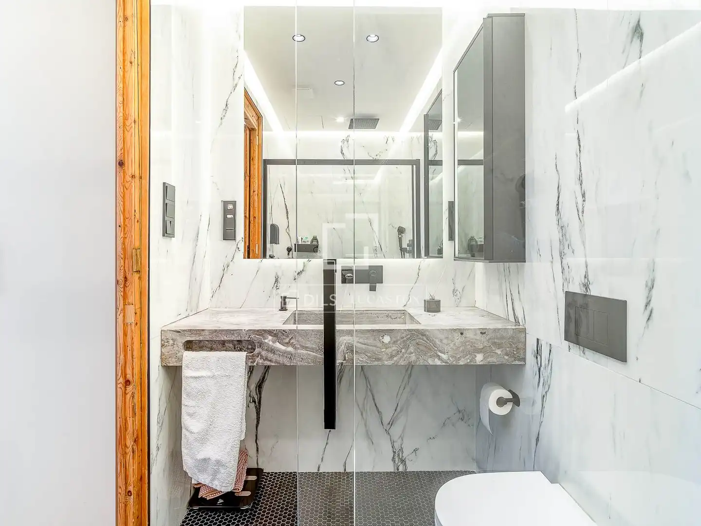 Badezimmer von Wohnung zum Verkauf in Barcelona mit Klimaanlage, Terrasse und Balkon
