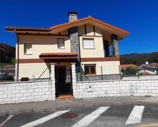 Vista exterior de Casa o xalet en venda en Castro-Urdiales amb Calefacció i Piscina comunitària