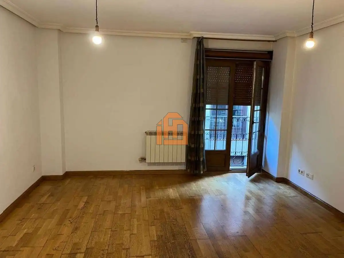 Apartament en venda en León Capital  amb Calefacció i Traster