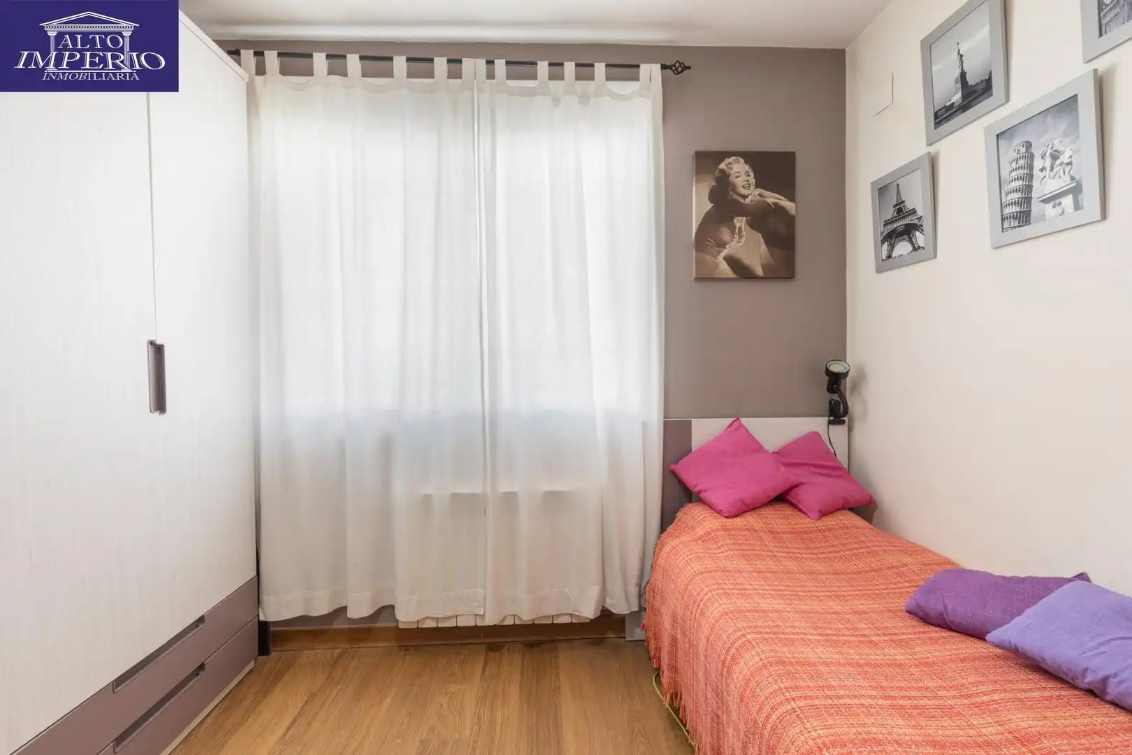 Dormitori de Casa adosada en venda en Churriana de la Vega amb Calefacció, Terrassa i Balcó