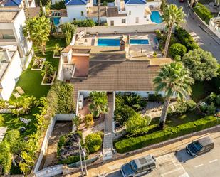 Vista exterior de Casa o xalet en venda en Orihuela amb Aire condicionat, Jardí privat i Terrassa