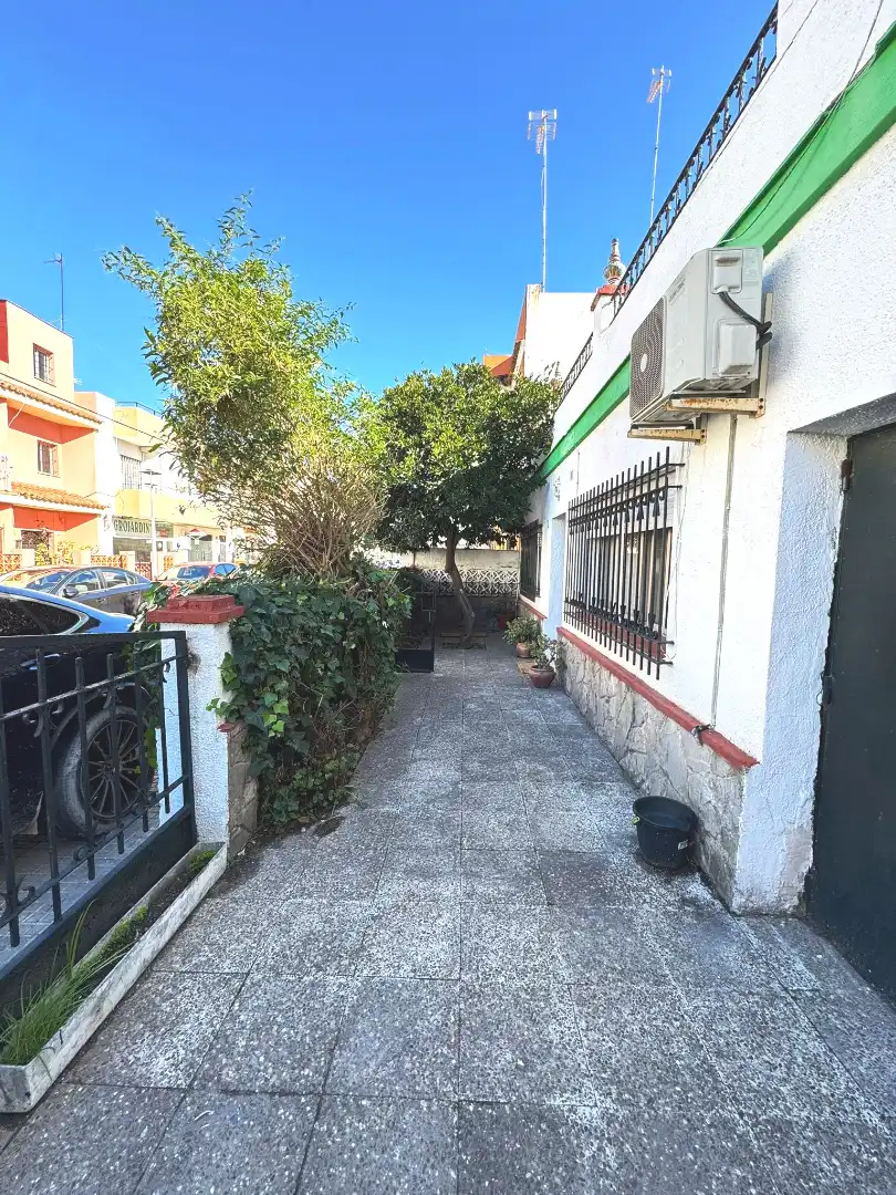 Vista exterior de Casa adosada en venda en El Puerto de Santa María amb Jardí privat i Terrassa