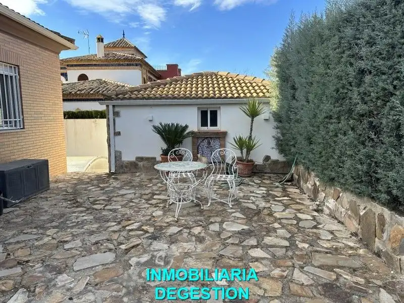 Vista exterior de Casa o xalet en venda en Linares amb Aire condicionat, Calefacció i Jardí privat
