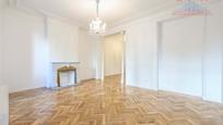 Living room of Flat to rent in  Madrid Capital  with Air Conditioner, Heating and Parquet flooring