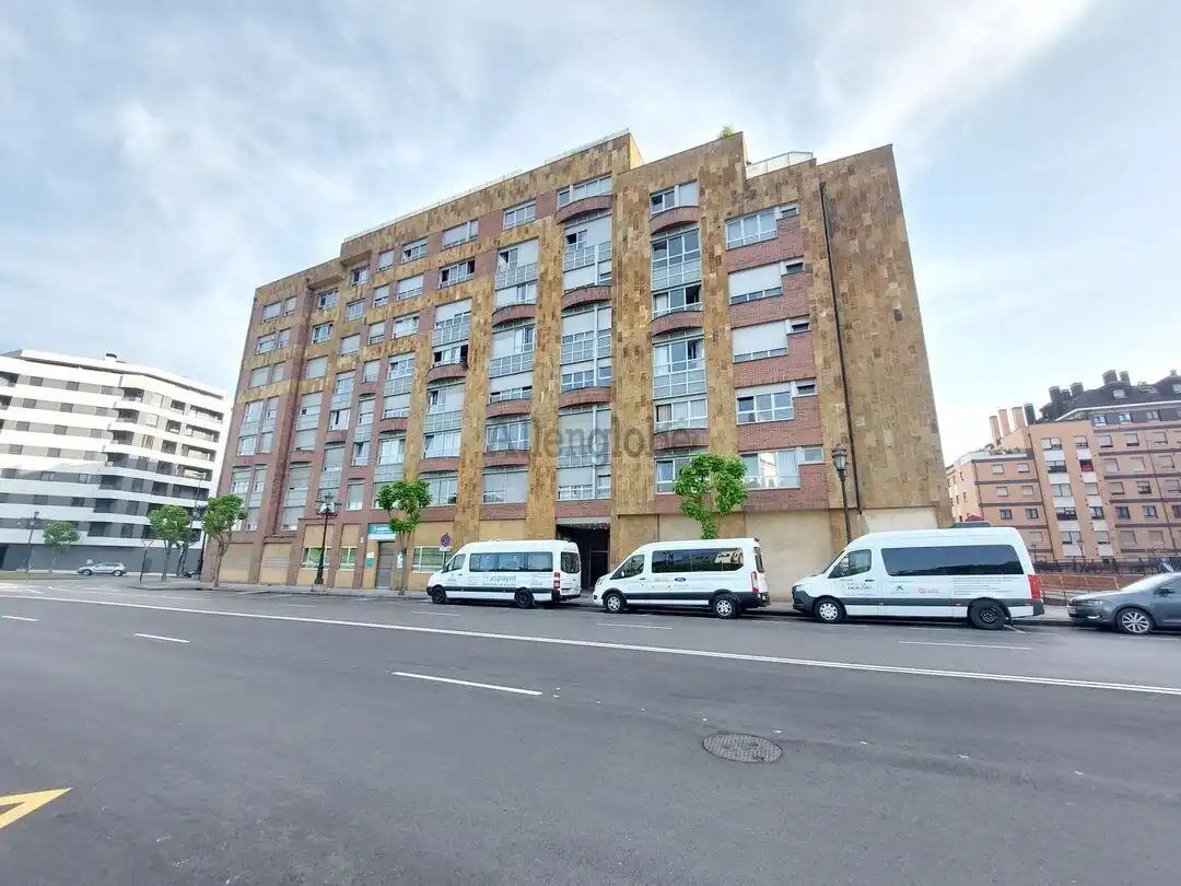 Vista exterior de Pis en venda en Oviedo  amb Calefacció