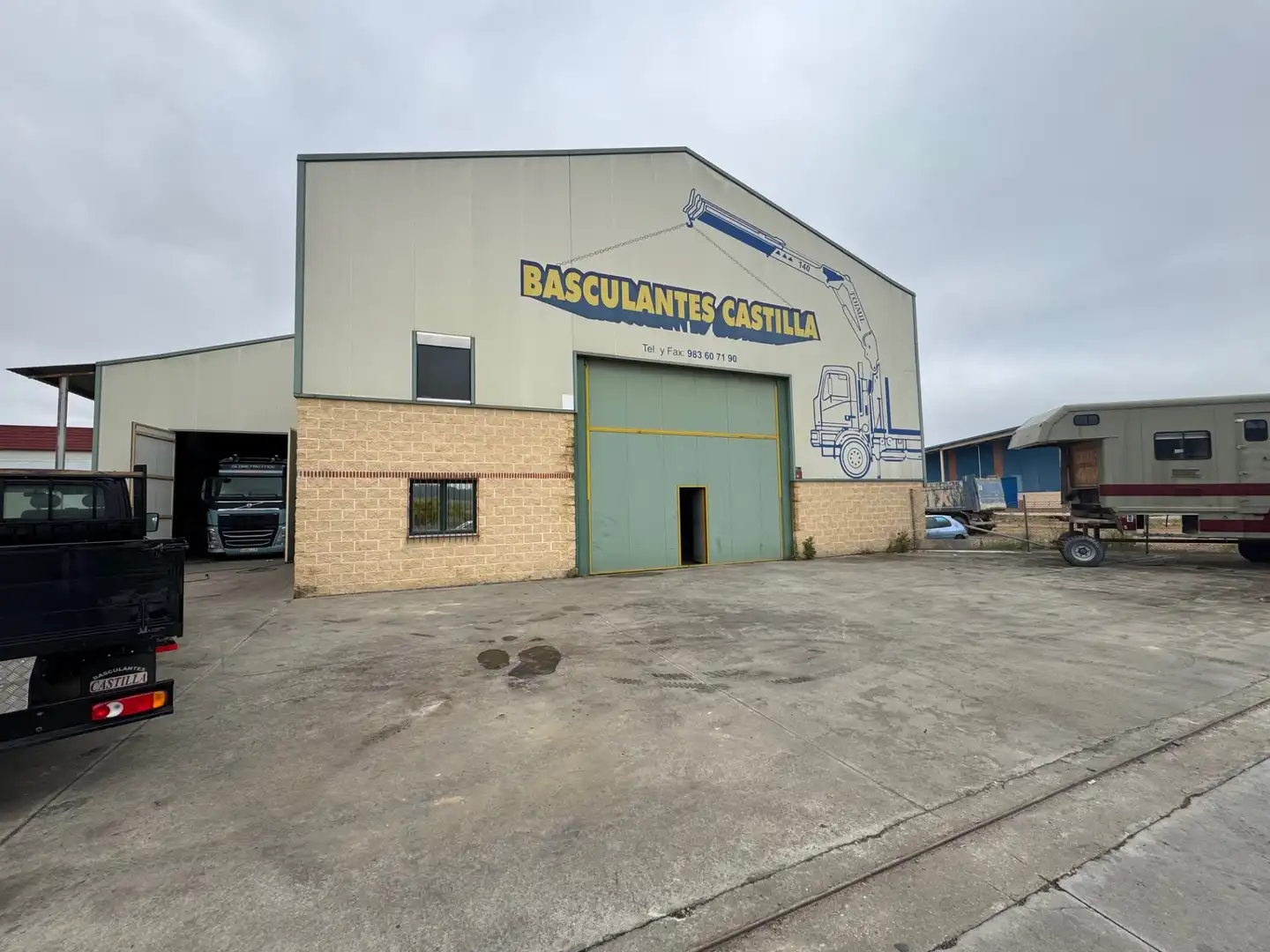 Vista exterior de Nau industrial en venda en Olmedo amb Calefacció