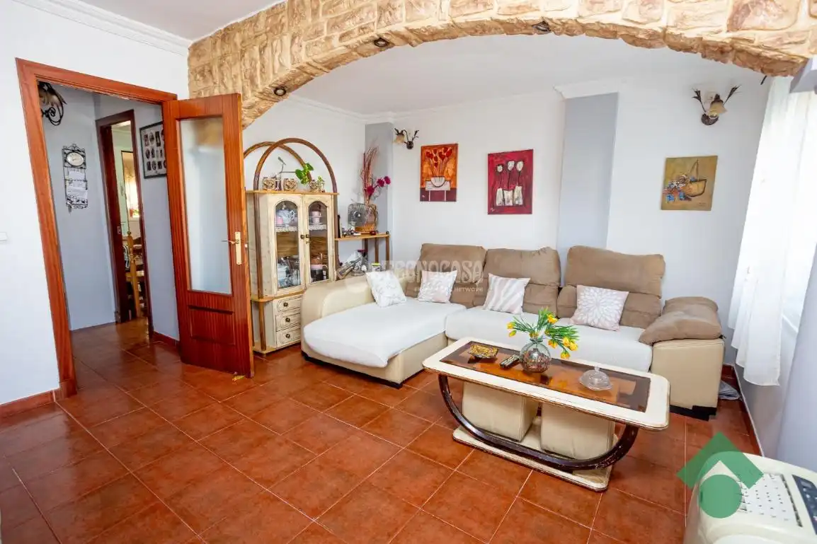 Sala d'estar de Casa adosada en venda en San Bernabé