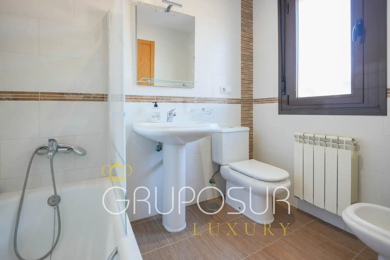 Badezimmer von Einfamilien-Reihenhaus zum Verkauf in Aldeamayor de San Martín mit Heizung, Privatgarten und Parkett