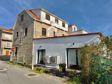 Casa con balcón en venta en Vilaboa