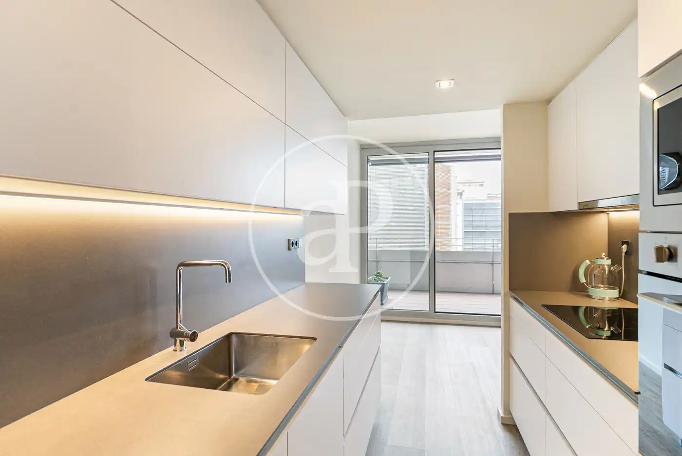 Küche von Wohnung zum Verkauf in Barcelona mit Klimaanlage, Heizung und Terrasse
