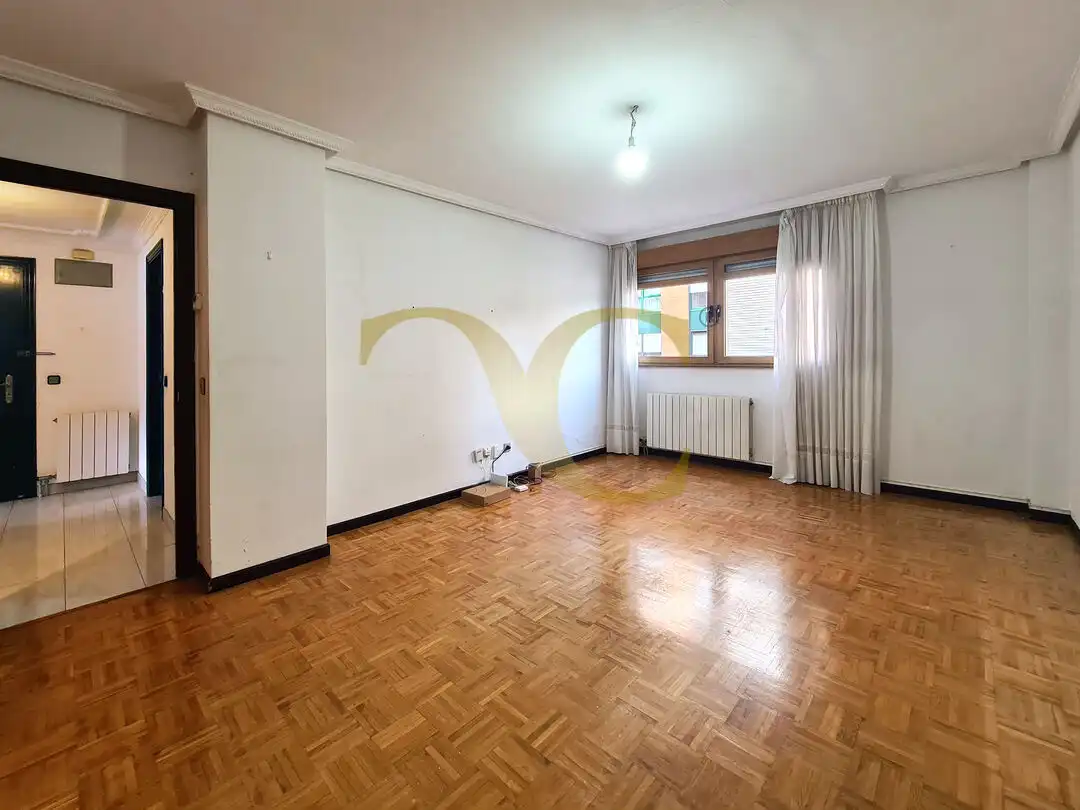 Piso en venta en Oviedo  con Calefacción y Trastero