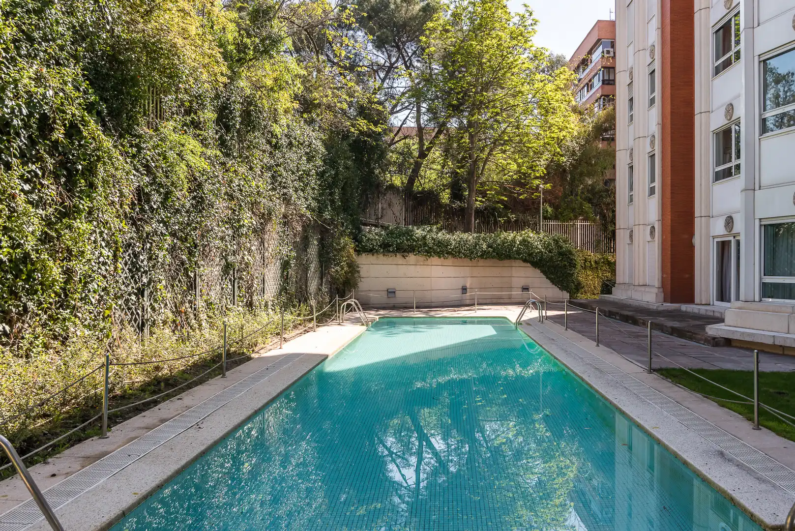 Schwimmbecken von Wohnung zur Miete in Madrid mit Klimaanlage, Heizung und Privatgarten