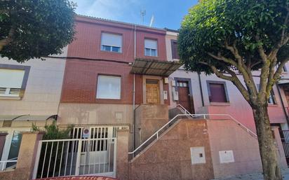 Vista exterior de Casa o xalet en venda en León Capital  amb Terrassa