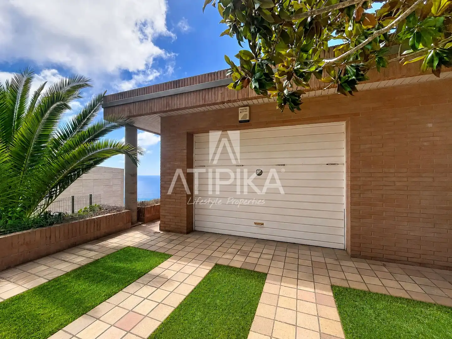 Vista exterior de Casa o xalet en venda en Blanes amb Terrassa, Piscina i Forn