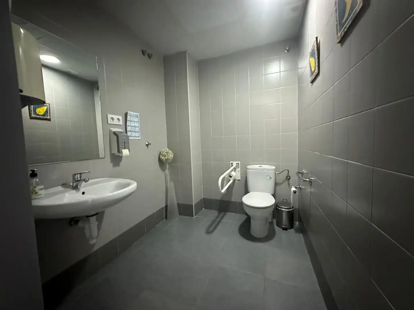 Baño de Local de alquiler en San Fernando con Aire acondicionado y Amueblado
