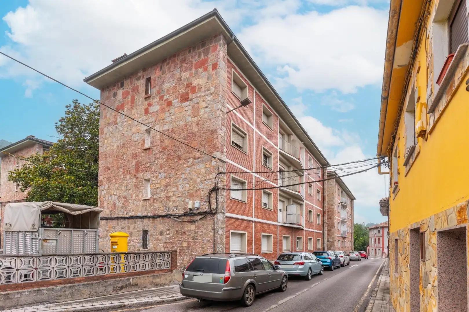 Vista exterior de Pis en venda en Oviedo  amb Calefacció, Terrassa i Moblat