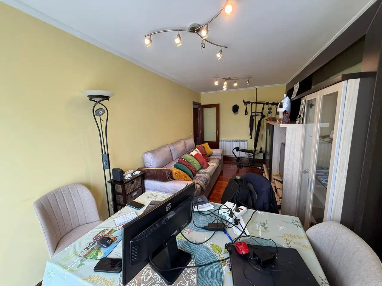 Sala de estar de Piso en venta en Castro-Urdiales con Calefacción, Parquet y Terraza
