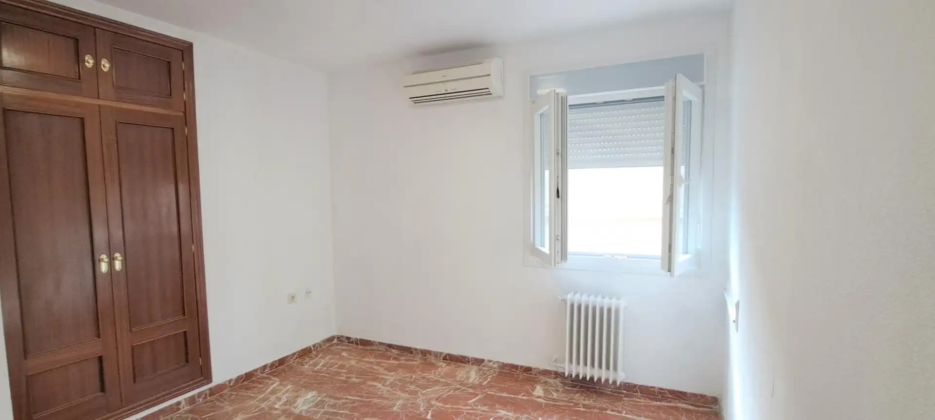 Dormitori de Dúplex de lloguer en Granada amb Aire condicionat i Traster
