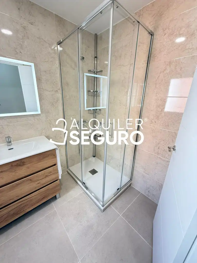 Badezimmer von Wohnung zur Miete in Madrid mit Klimaanlage, Terrasse und Möbliert