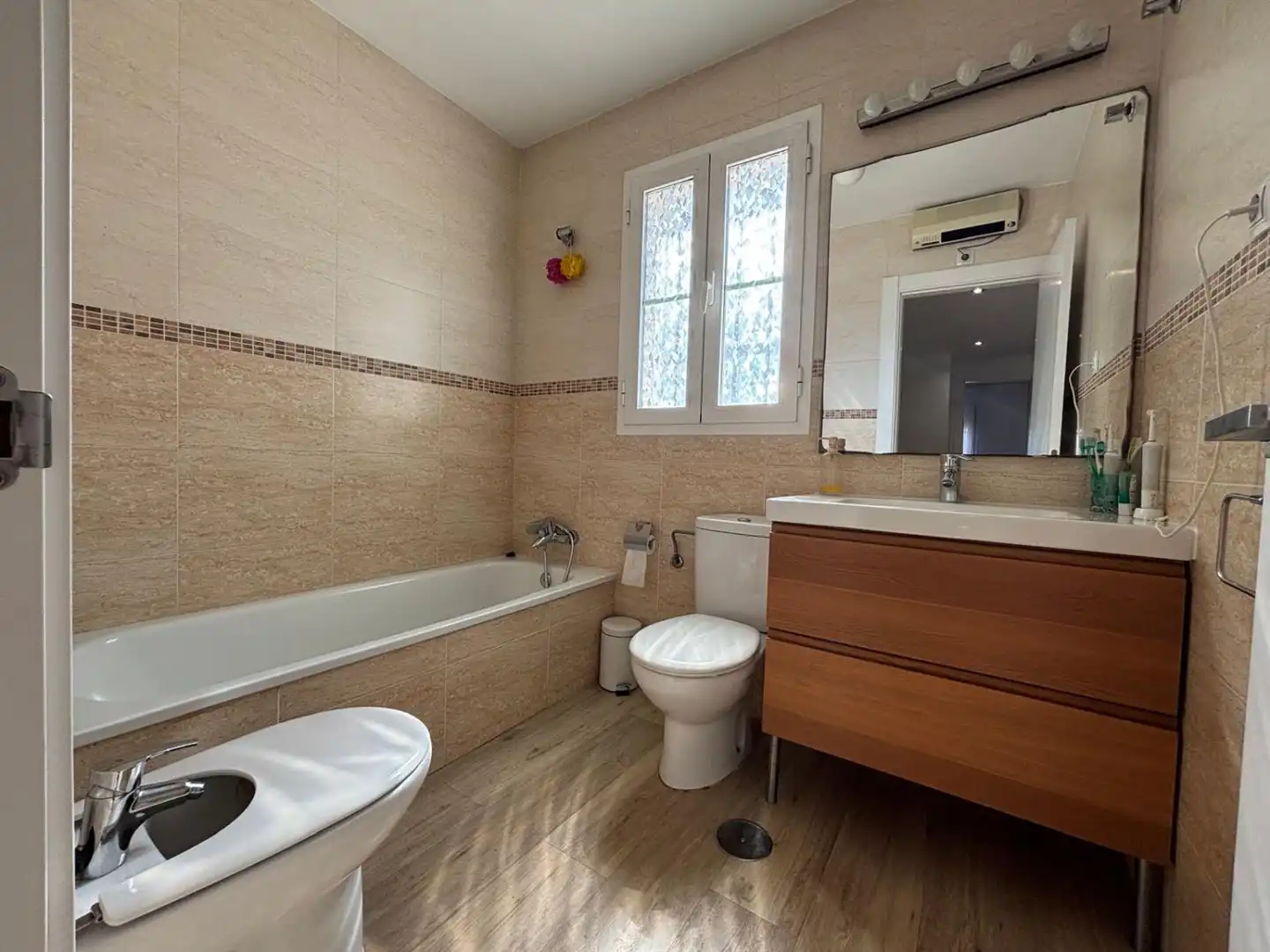 Badezimmer von Einfamilien-Reihenhaus zum Verkauf in Torremolinos mit Klimaanlage, Terrasse und Abstellraum