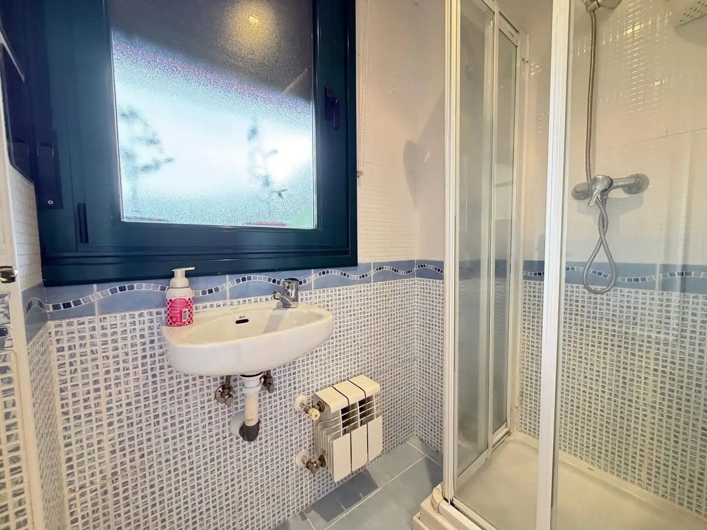 Baño de Dúplex en venta en Mieres (Asturias) con Calefacción, Parquet y Trastero