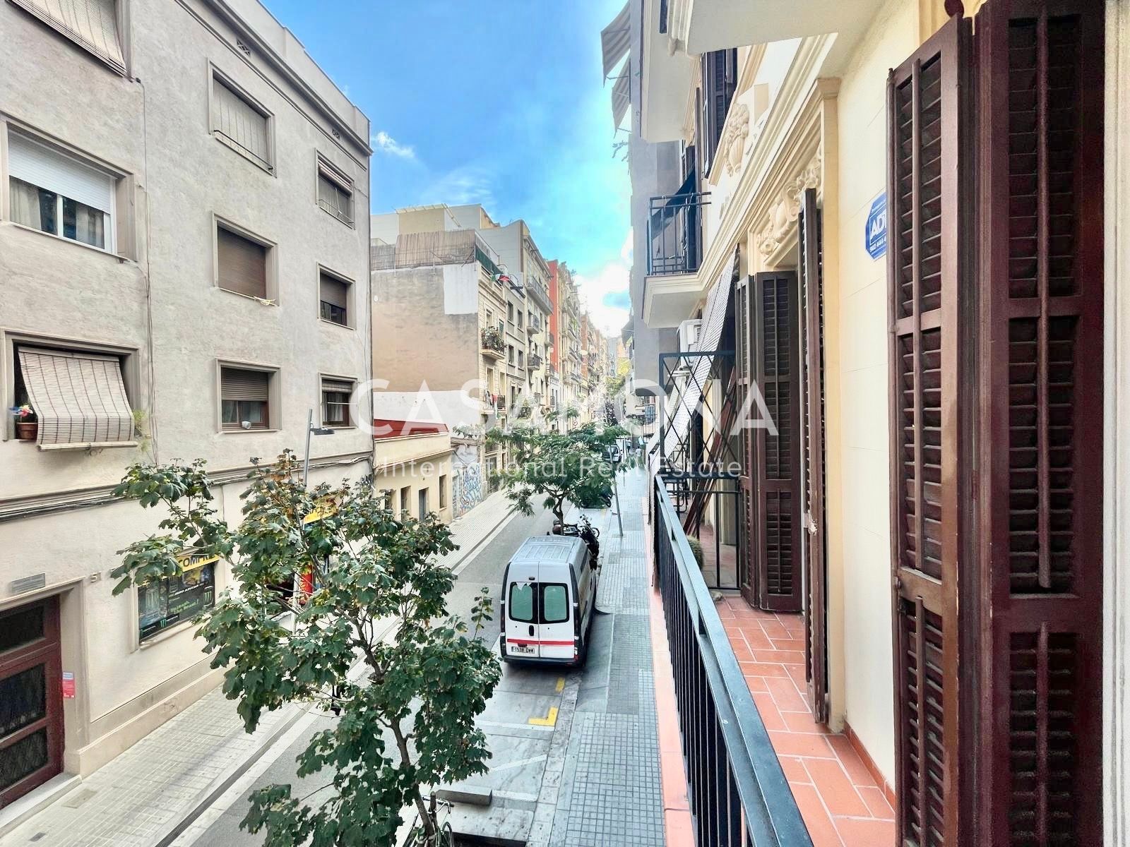 Exterior view of Apartment for sale in  Barcelona Capital  with Air Conditioner, Terrace and Balcony