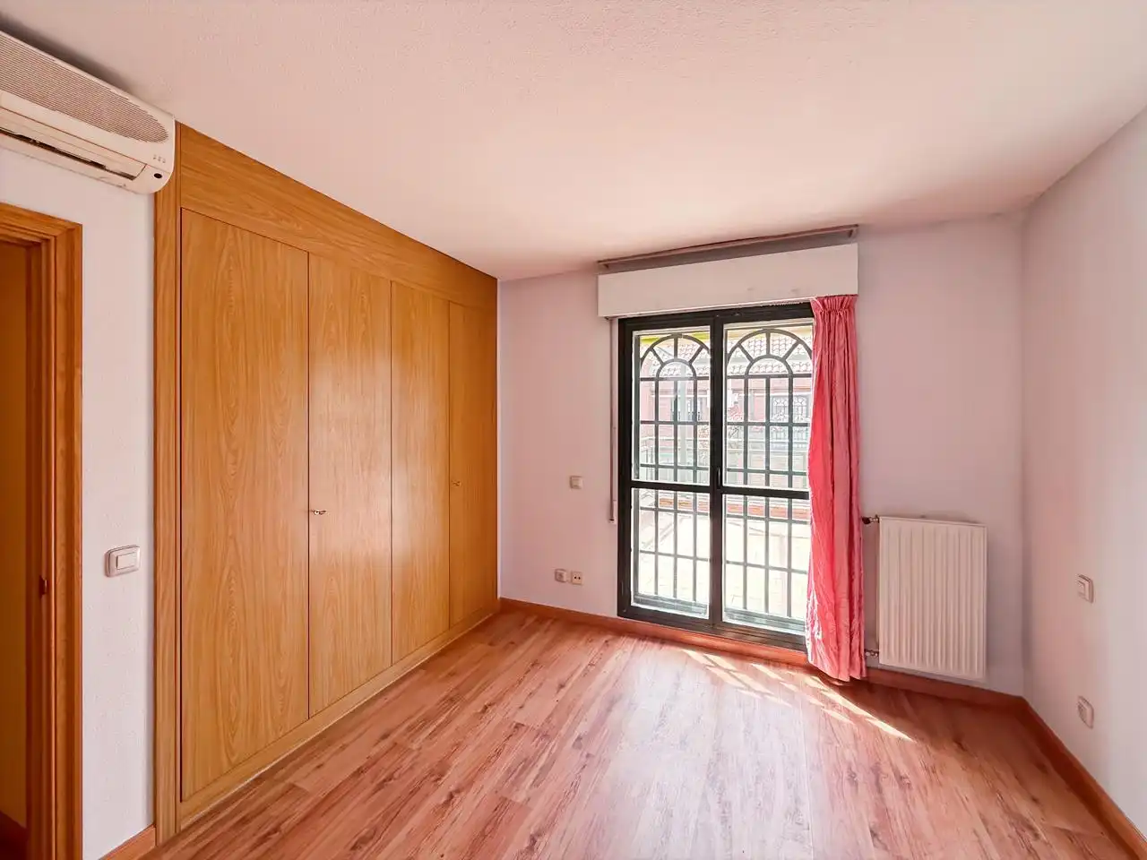 Dormitori de Casa adosada en venda en Alcorcón amb Aire condicionat, Calefacció i Jardí privat