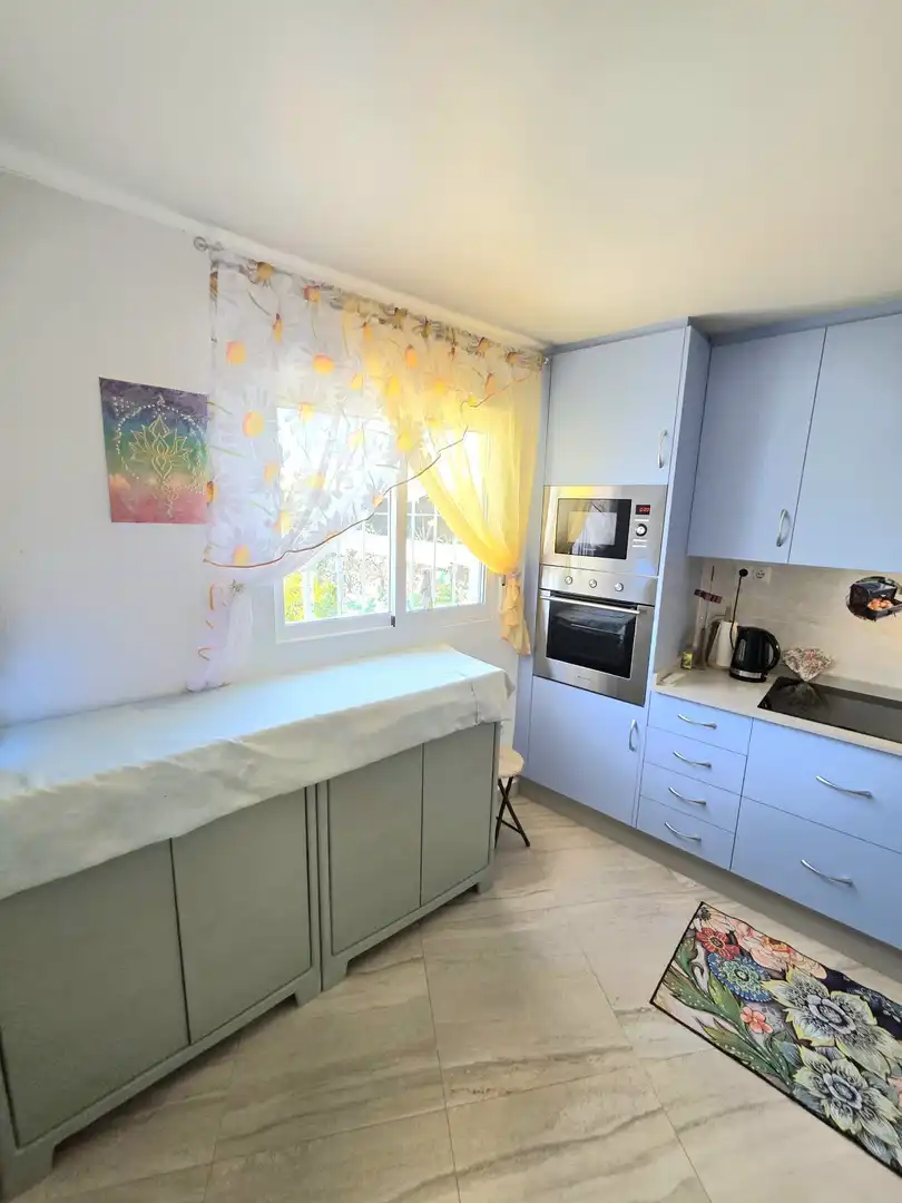 Cuina de Casa o xalet en venda en Torrevieja amb Aire condicionat, Jardí privat i Terrassa