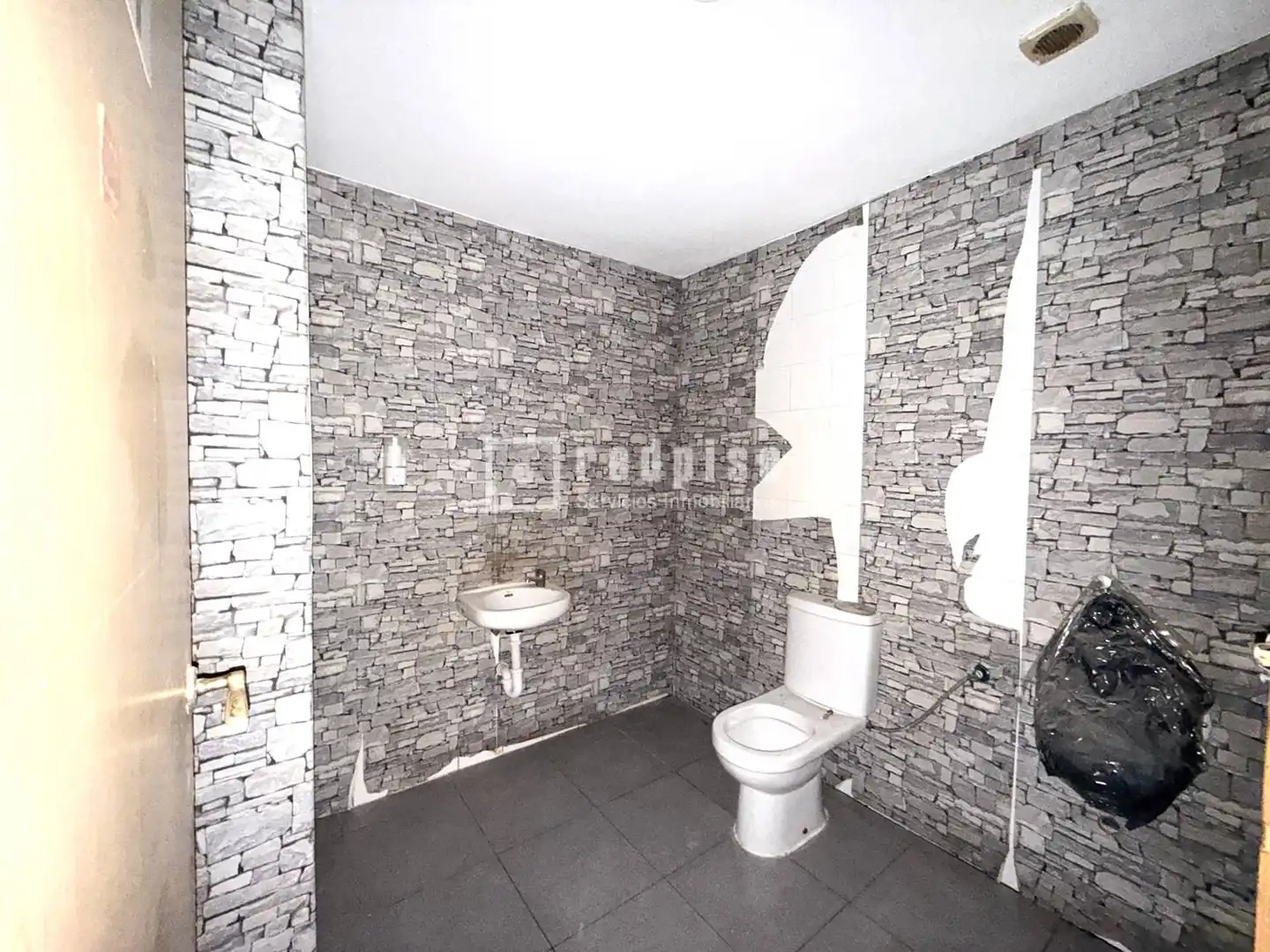 Bathroom of Commercial properties for rent in Madrid