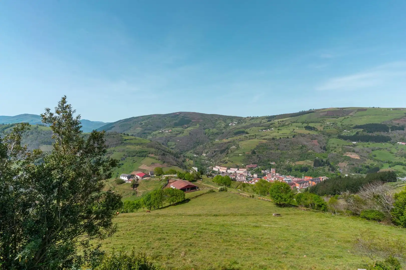 Vista exterior de Casa o xalet en venda en Cangas del Narcea amb Calefacció, Terrassa i Moblat