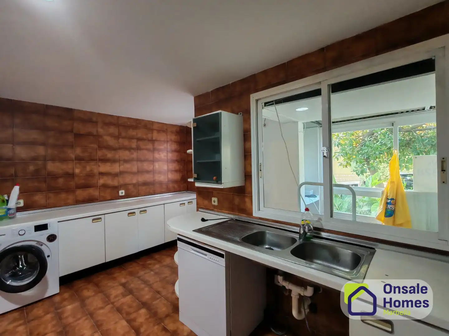 Cocina de Apartamento en venta en Marbella con Terraza, Trastero y Piscina comunitaria